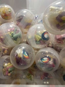 Up to 100 Sweets inside the capsules